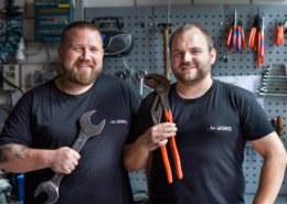 Zwei Männer mit riesigen Werkzeugen